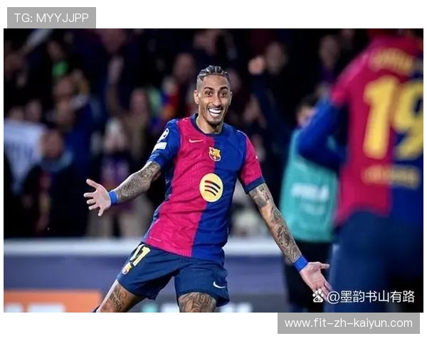 巴萨边路锋线穿梭，拉菲尼亚低平球变成进球